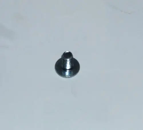 Daikin Schraube mit flachem Kopf, aus Metall, auf einem weißen Hintergrund. Die Schraube hat ein Gewinde und ist für verschiedene Anwendungen geeignet.